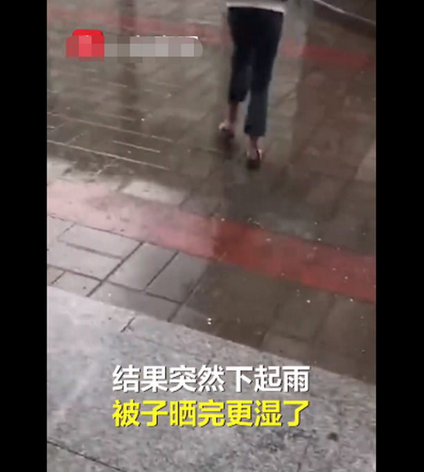 好心帮室友晒被子却遇雨天，特意提前占个位置 网友：心酸又好笑