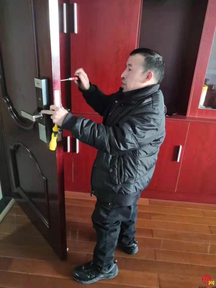 新时代残疾人代表李永峰：为别人开一把锁  为自己开一扇门
