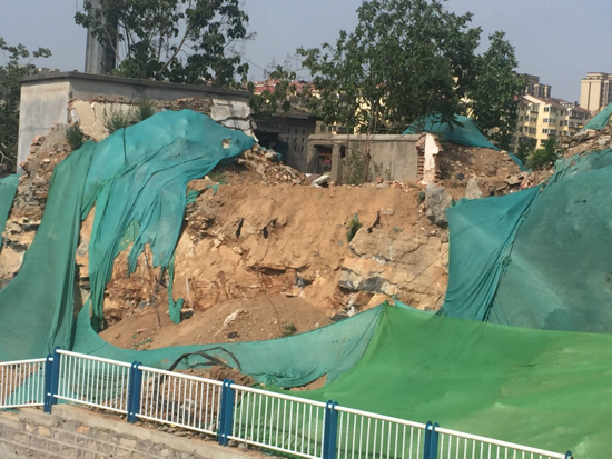 【啄木鸟在行动】凤岐路与安家南路交汇处南200米路东存在扬尘隐患