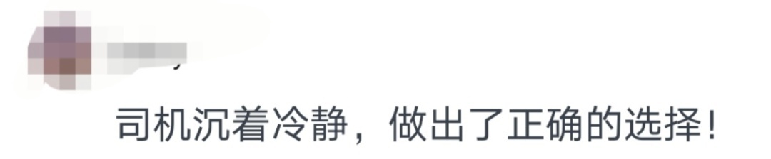 车辆突然着火,司机不但没停还加速狂奔……