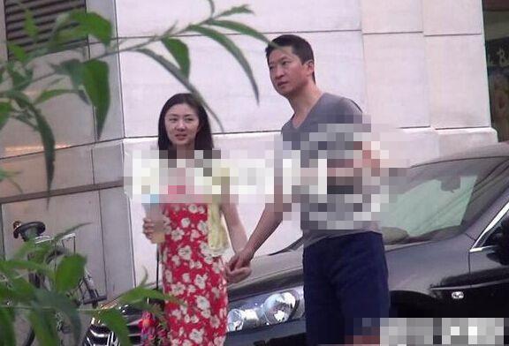 49岁周杰疑似隐婚生子？驾豪车带小孩看病