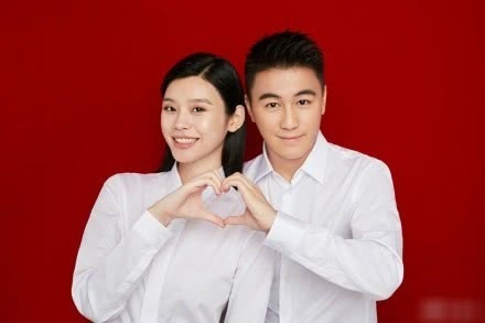 奚梦瑶与何猷君逛街产后首现身 身材恢复相当好