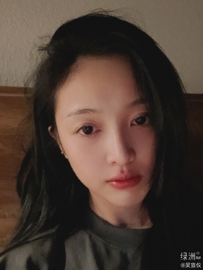 吴宣仪晒六宫格素颜美照 皮肤水嫩白皙状态超好