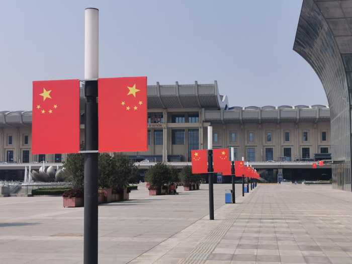 “中国红”扮靓西客站