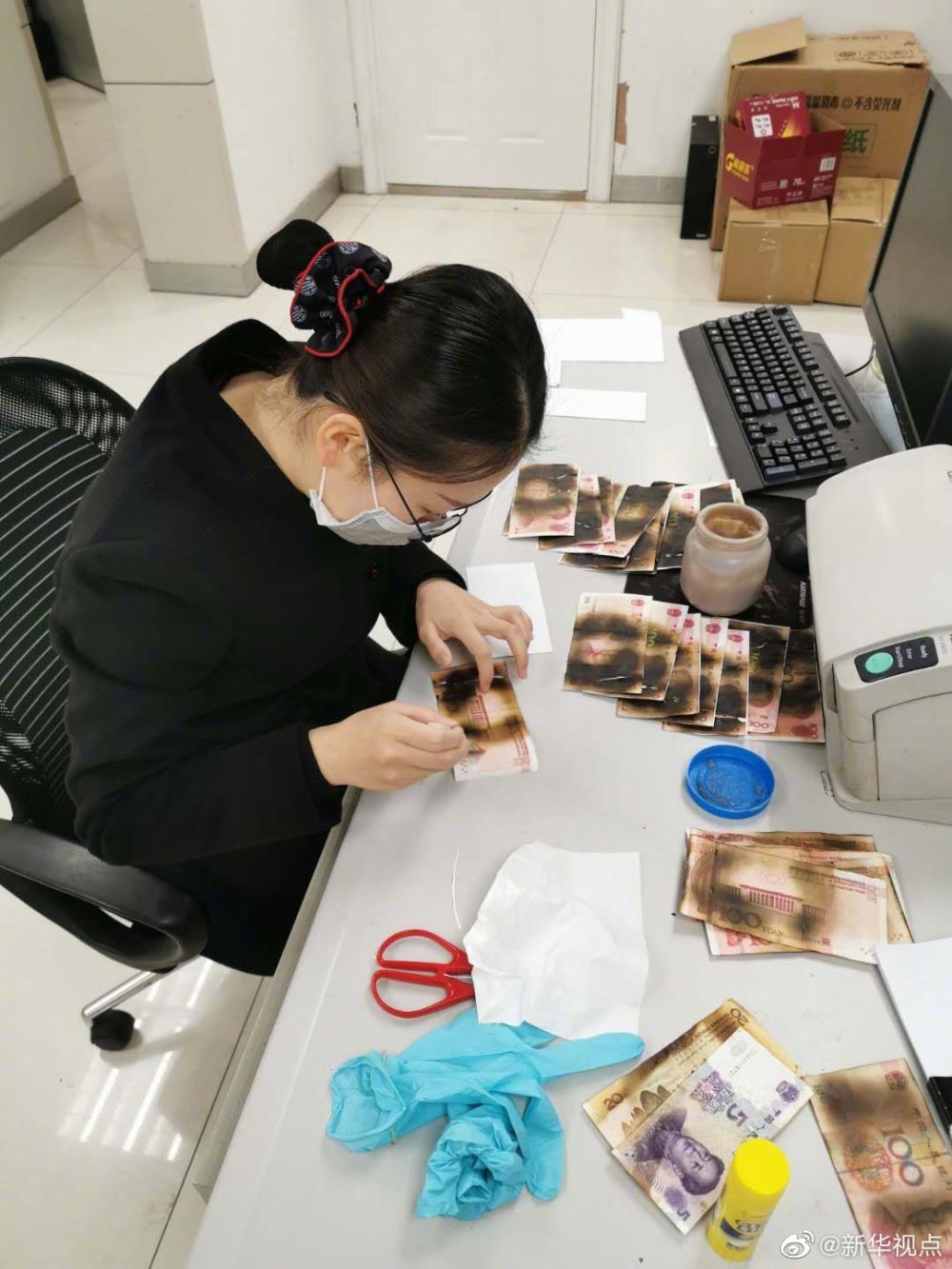 老人疑心钞票有“病毒”竟微波加热 3000多元现金面目全非