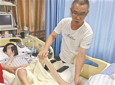 感动!重症监护室的“陪护爸爸” 3年写满30多本住院日记