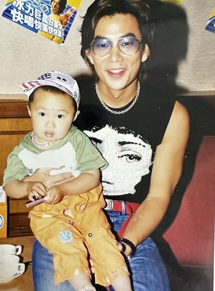 任贤齐演唱会上，女孩哽咽：“你的三万块救了我的命”