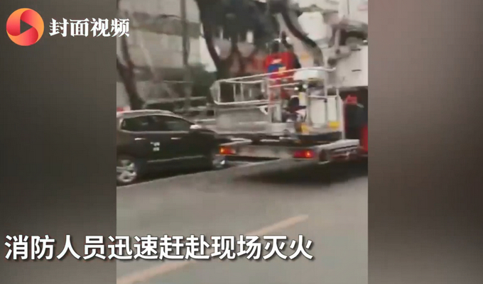 重庆一居民楼发生火灾，大火从楼底烧到楼顶！十几层可见明火