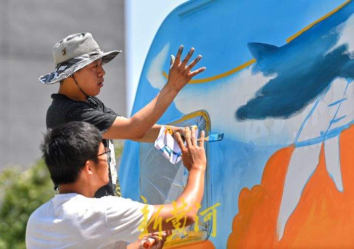 济南90后聋哑墙绘师庞治才:给生活铺上绚丽的色彩