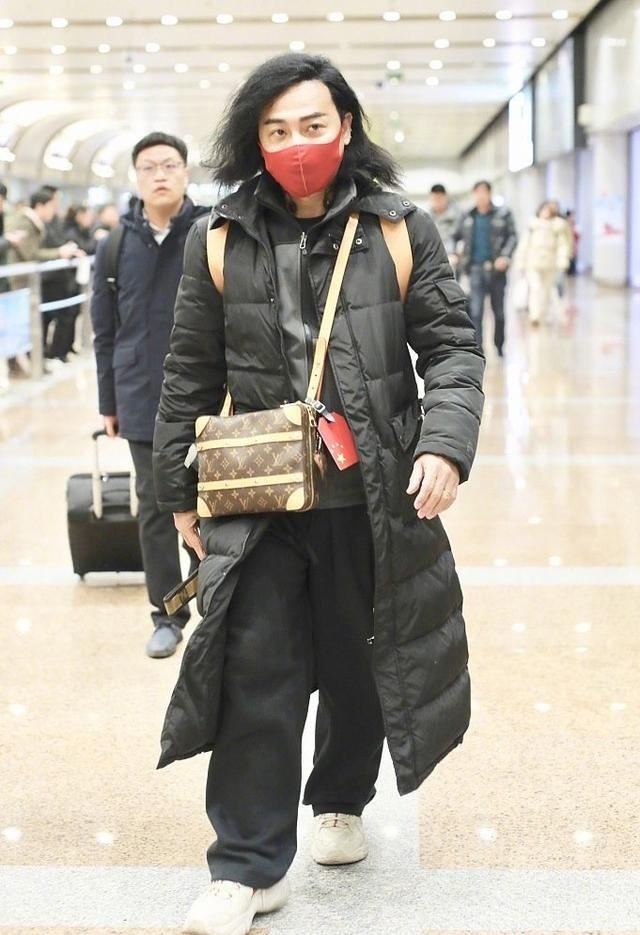 气质颓废！陈志朋机场造型神似犀利哥，名牌包背成地摊货