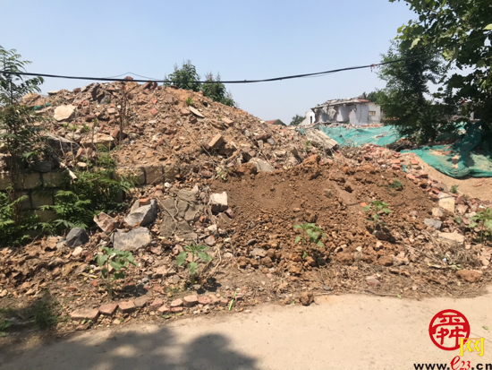 【啄木鸟在行动】济南市历城区102省道锦平小学附近有建筑垃圾防尘网覆盖不全