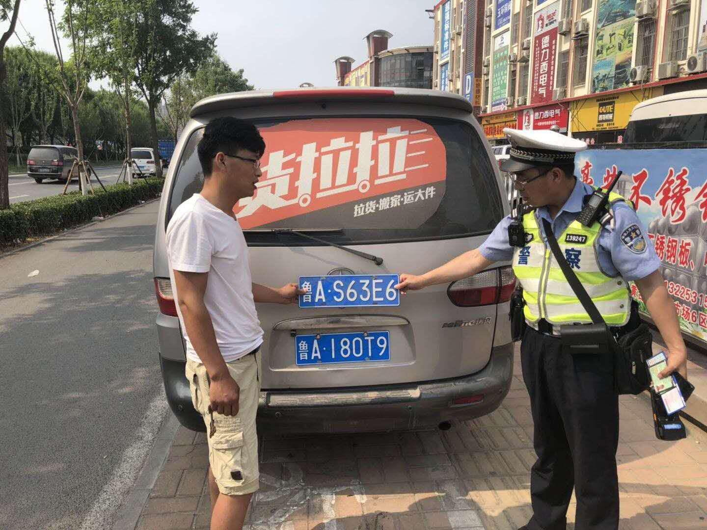 奇葩套牌车，前后竟有两个号！“仗义”小伙以身试险为哪般？