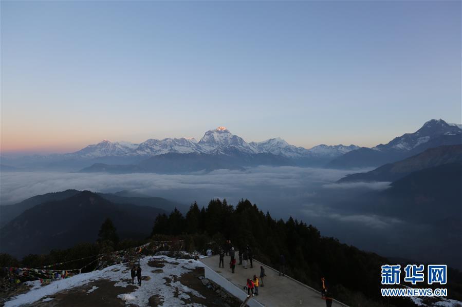尼泊尔徒步胜地普恩山上的早晨