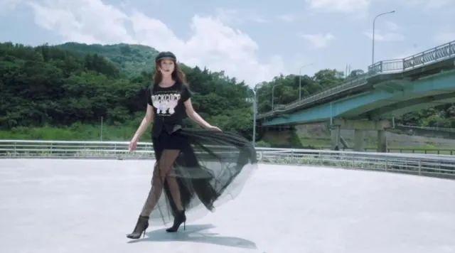 姐姐|林志玲婚后还凹少女感，踩高跟拍写真蹦蹦跳跳，脸却僵了