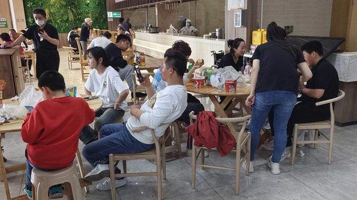 济青高速返程客流有多高？服务区车排队室内比百货大楼还热闹