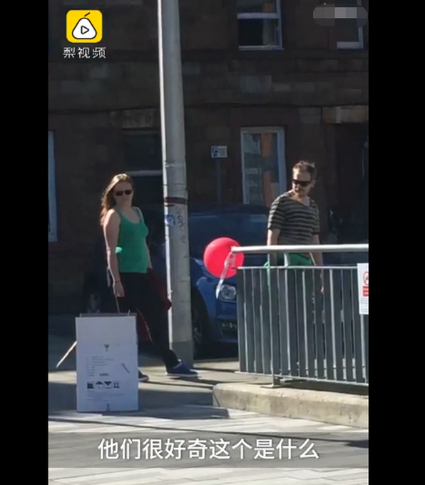 真的自豪!留学生发健康包引外国人围观 抗疫