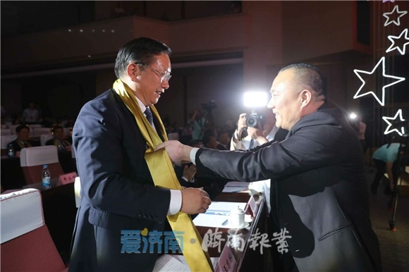 市委书记来颁奖，企业家突然有个“额外提议”!