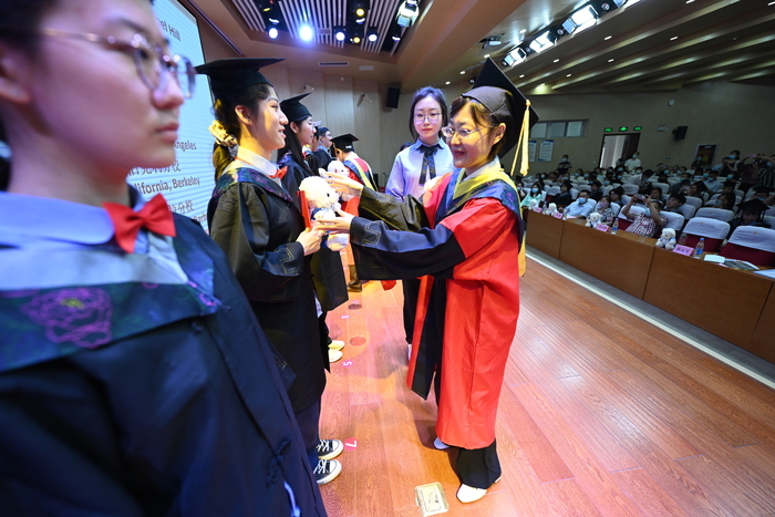 省实验中学国际部举行2022届毕业典礼暨成人礼  人均收获7封世界名校offer