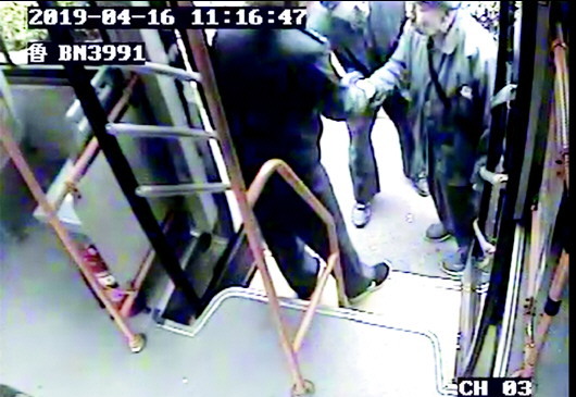 失智老人迷路 青岛一公交司机守护半小时获候车乘客点赞