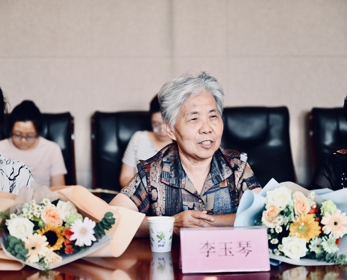 济微中学举办70周年校庆功勋教师座谈会