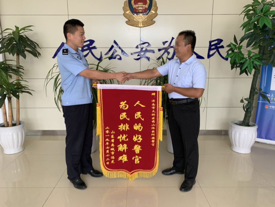 叛逆少年怄气离家出走 温情民警相助父子重聚