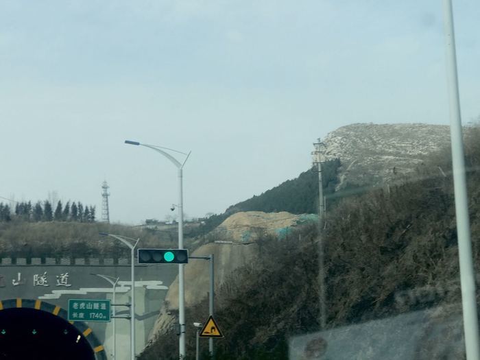 【啄木鸟在行动】市中区二环东路老虎山隧道有渣土裸露