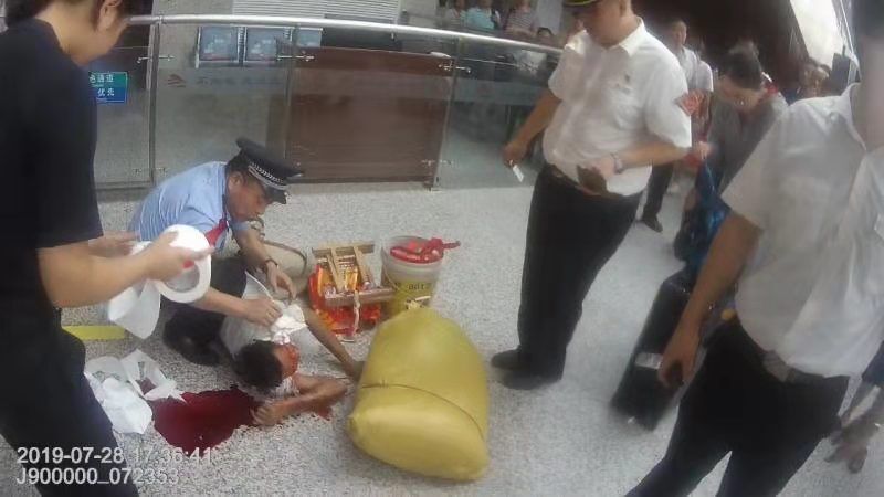 山东曲阜男子候车时吐血晕倒，众人合力紧急救助