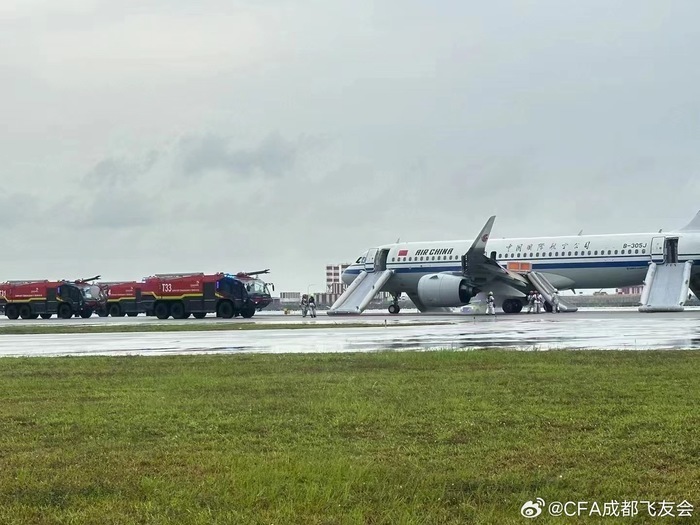 成都飞往新加坡的国航航班紧急降落樟宜机场，疑为左侧发动机起火，成都机上人员安全撤离