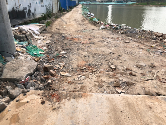 【啄木鸟在行动】水屯路与水屯北路交汇处以北500米处渣土裸露