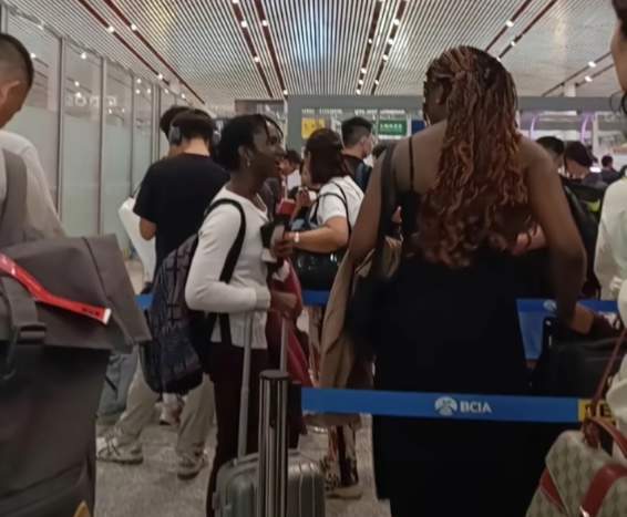 从县城出国看女儿，这对不懂英语的山东父母看哭很多人