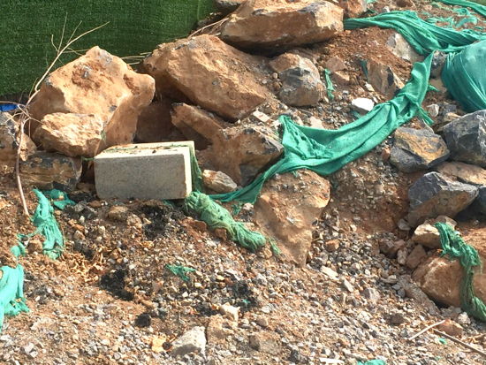 【啄木鸟在行动】凤岐路与殷陈南路交汇处南100米东侧存在扬尘隐患