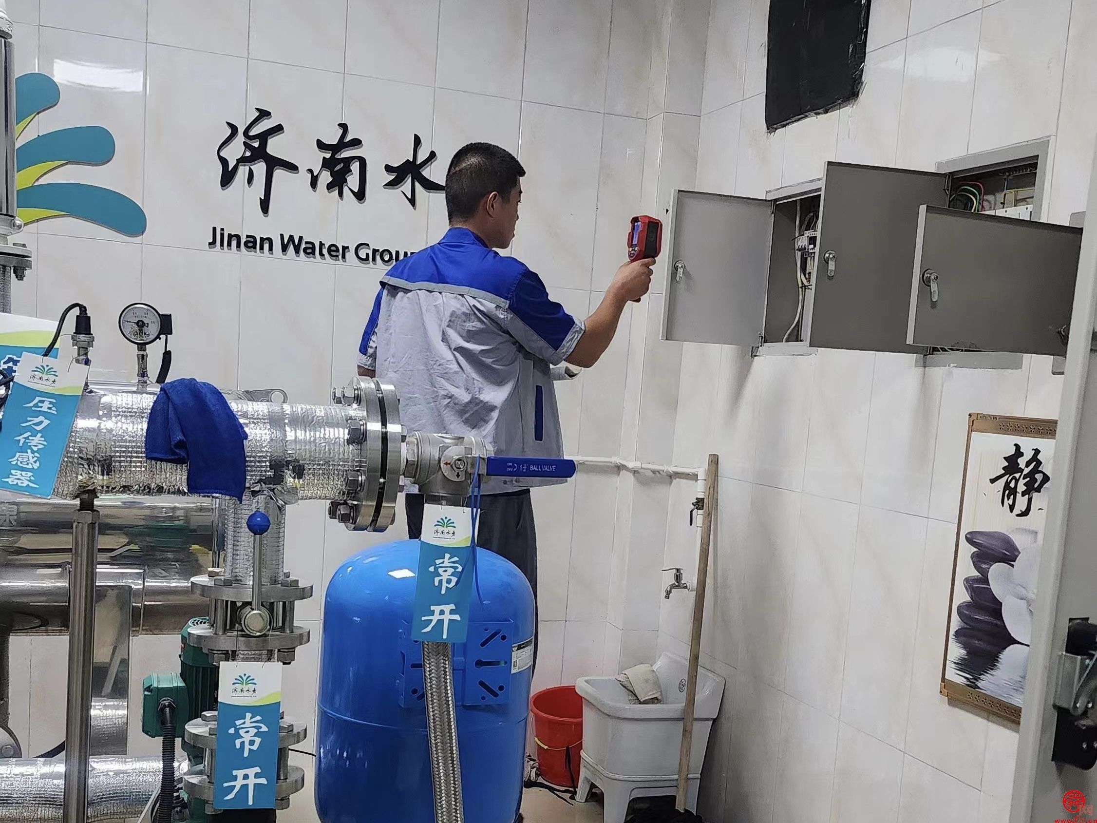 济南水务集团二次泵房巡检员：每天路过小区检查供水设施已然成为“习惯”