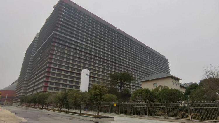 探访湖北鄂州26层养猪大厦：养猪员工进厂前要洗3遍澡