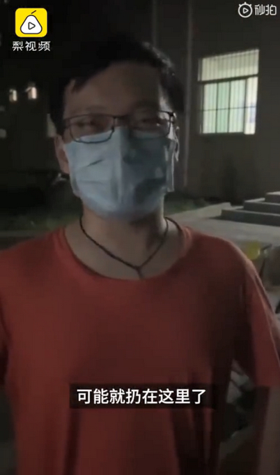 高校毕业生宿舍门口卖书一天7吨！学生：心疼