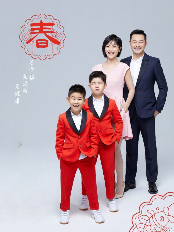 沙溢晒全家福庆祝新年 一家四口都双手插兜