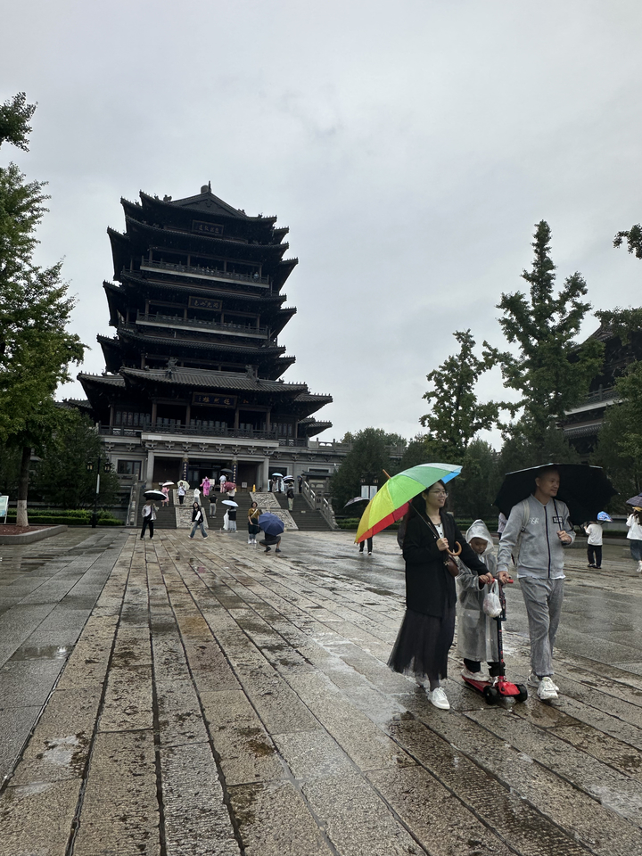 秋雨蒙蒙别有韵味，漫游泉城醉在梦中