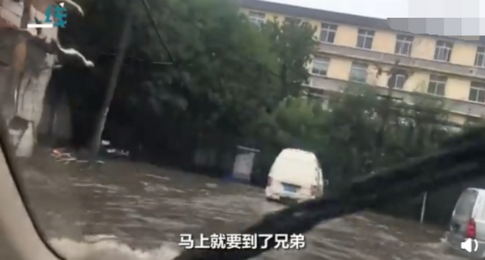 “就当你是船稳住别熄火”，小哥用标准“天津话”给车加油 感受下这画风……
