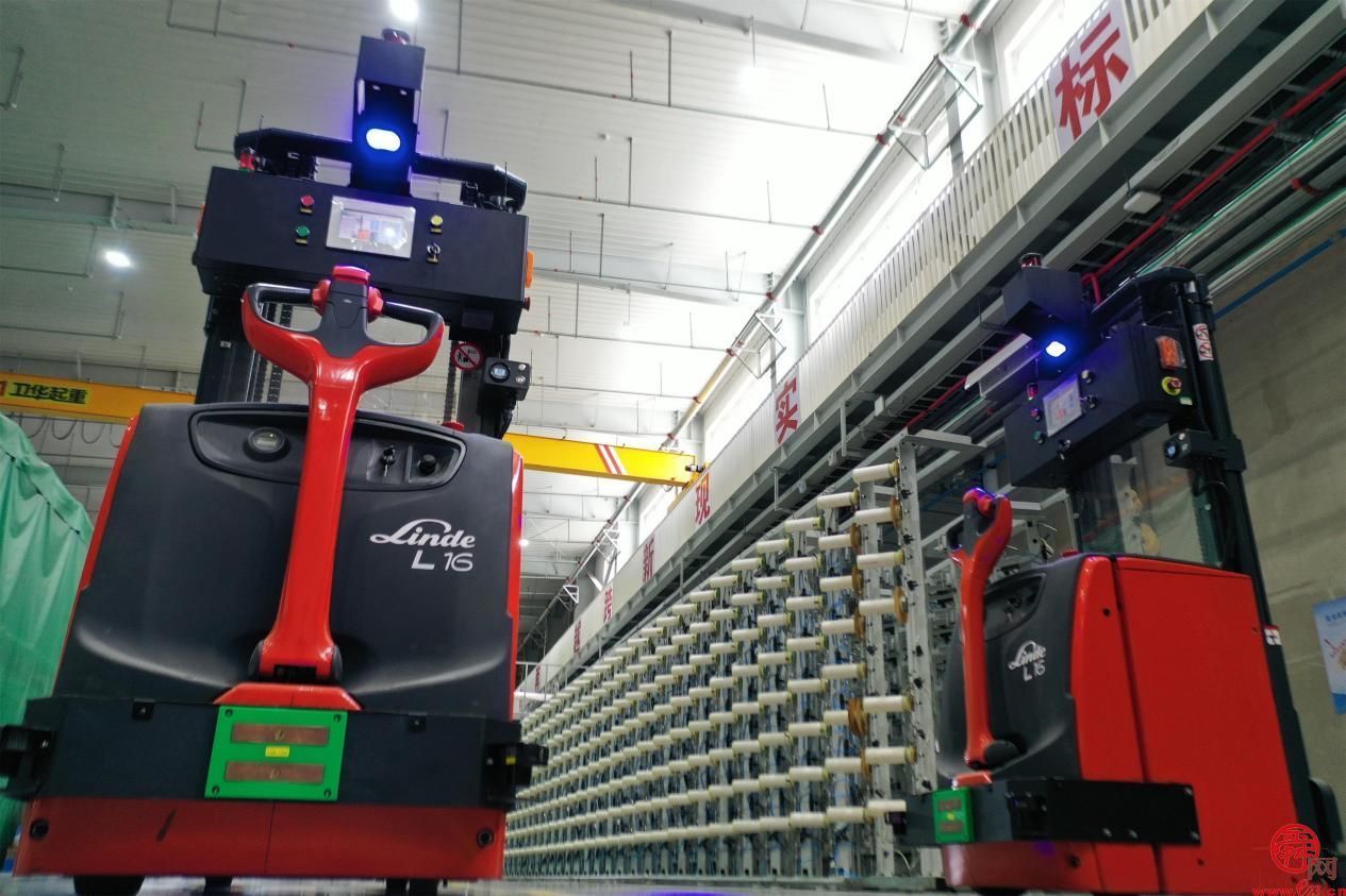 专精特新看中国｜“会学习”的机器人上岗智能工厂，让碳纤维箭杆误差控制在微米