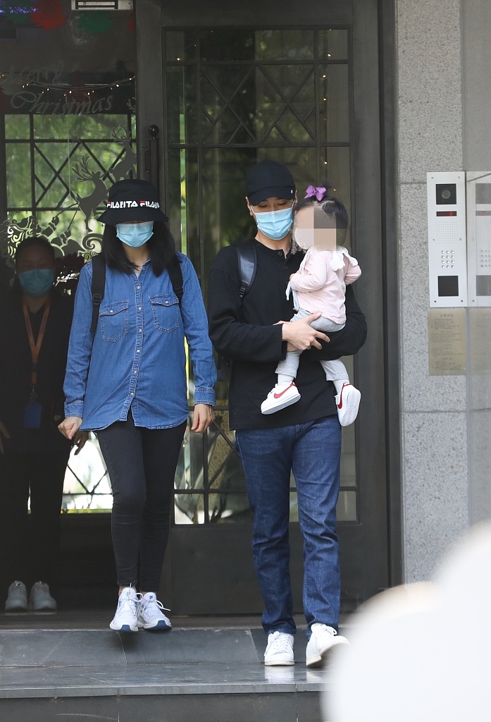 是不是有二胎了?赵又廷高圆圆一家三口现身 高圆圆产女1年还未恢复