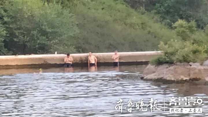 濟南歷陽湖內也有野泳者，無視“禁止游泳”標識下水