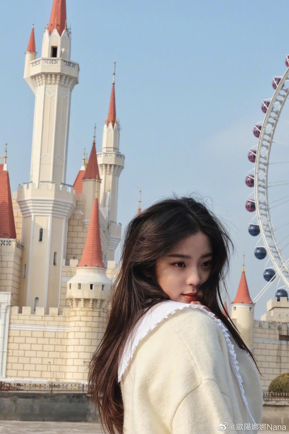 欧阳娜娜晒初春写真照捧脸卖萌甜美似公主