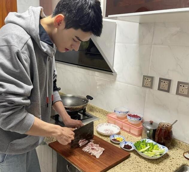 刚晋升千万顶流就拒绝集资应援 龚俊坚持实力说话