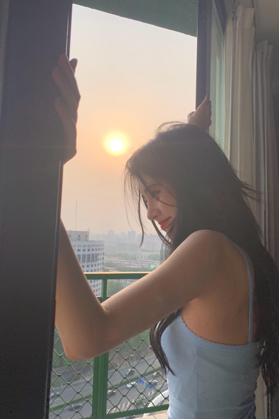 鞠婧祎假期晒库存照 依靠车窗长发飘飘侧颜精致