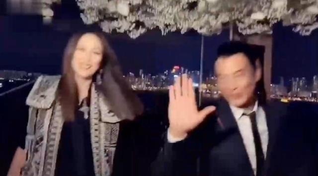 手伤全好了？任达华和老婆合体跳舞，手部动作灵活