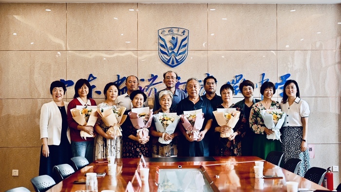 济微中学举办70周年校庆功勋教师座谈会