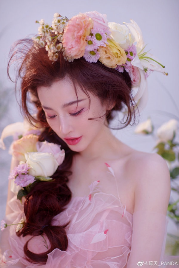 仙女营业！葛天拍大片美到发光眼神妩媚