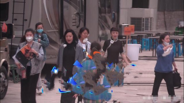 秦岚苗圃罕见同框，同为41岁身材状态却不一样！