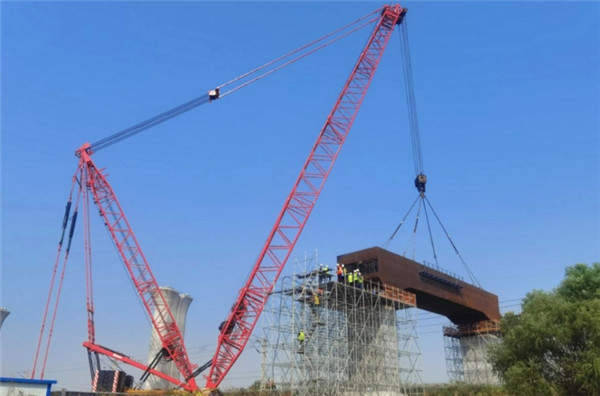 济滨高铁跨德大铁路门式墩钢盖梁吊装顺利完成