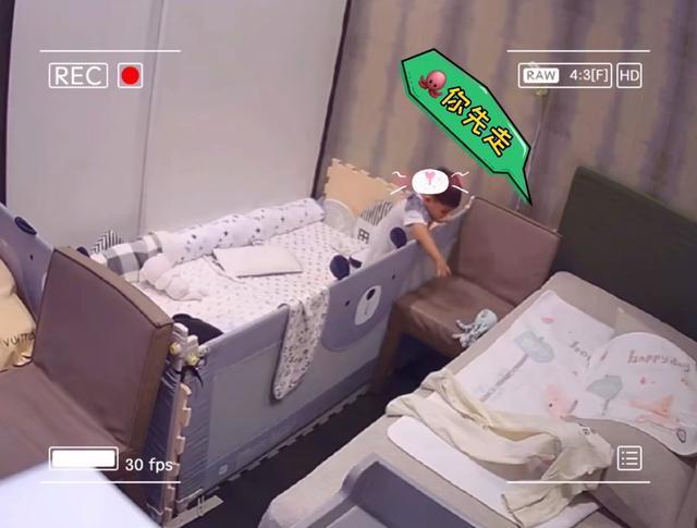 安以轩儿子翻越床板超惊险，小小年纪身手不错化险为夷