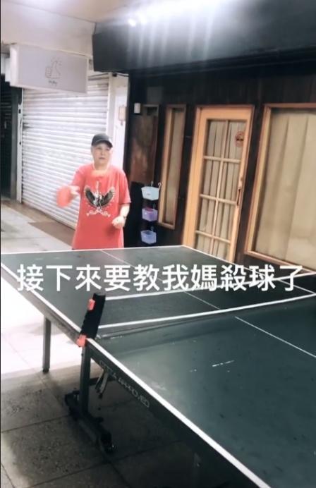 罗志祥分手后母子首同框|罗志祥分手后母子首同框 罗妈打乒乓球精气神足